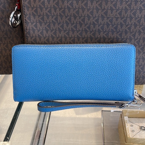 MICHAEL KORS
Leather Continental Wristlet Phone Case Wallet 
Teal
NWT - Picture 15 of 16